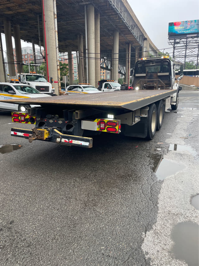 Image of Freightliner Business Class M2 106 equipment image 4