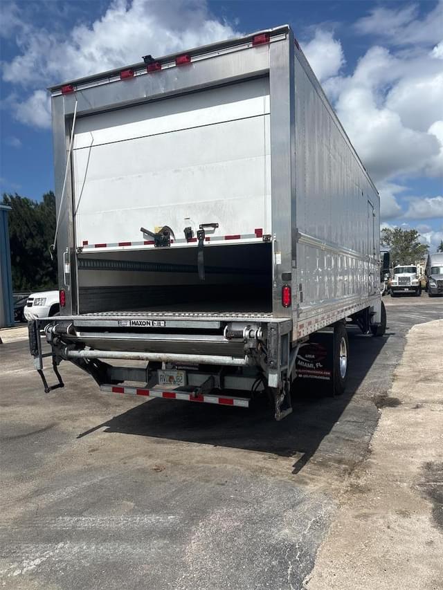 Image of Freightliner Business Class M2 106 equipment image 4