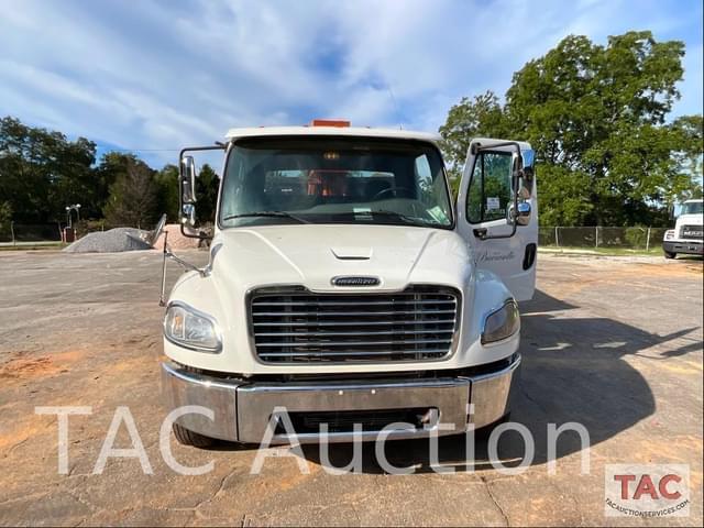 Image of Freightliner Business Class M2 106 equipment image 3