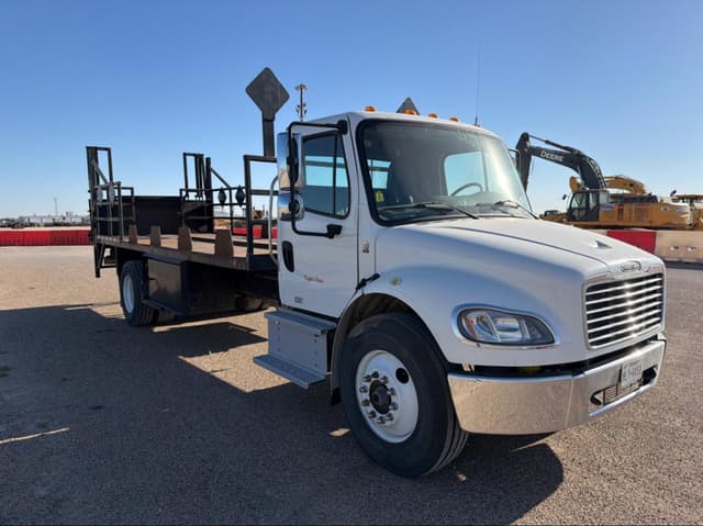Image of Freightliner Business Class M2 106 equipment image 2