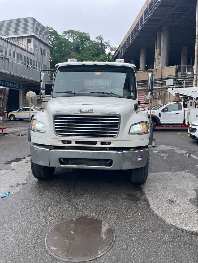 Image of Freightliner Business Class M2 106 equipment image 1