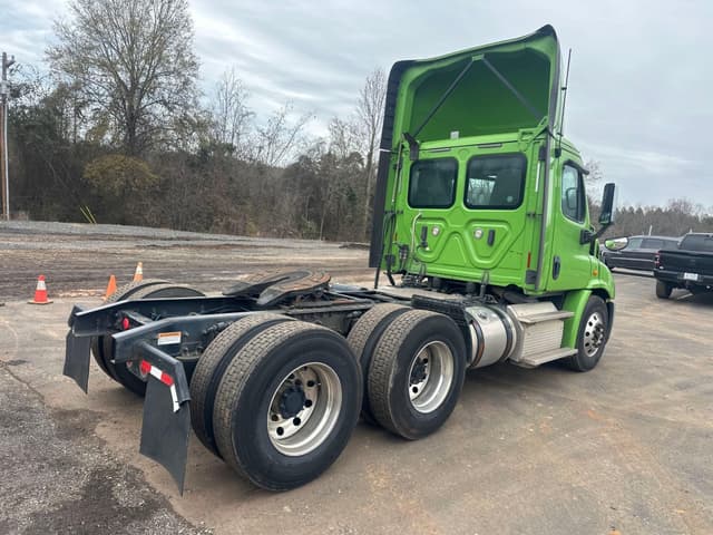 Image of Freightliner Cascadia 113 equipment image 3