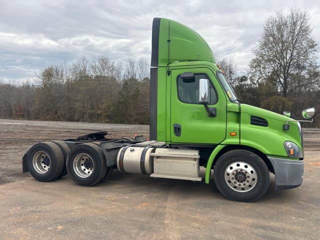 Image of Freightliner Cascadia 113 equipment image 1