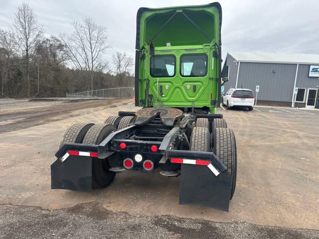 Image of Freightliner Cascadia 113 equipment image 4