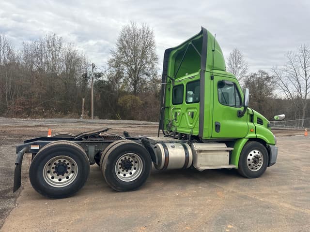 Image of Freightliner Cascadia 113 equipment image 2