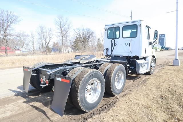 Image of Freightliner Cascadia 113 equipment image 2