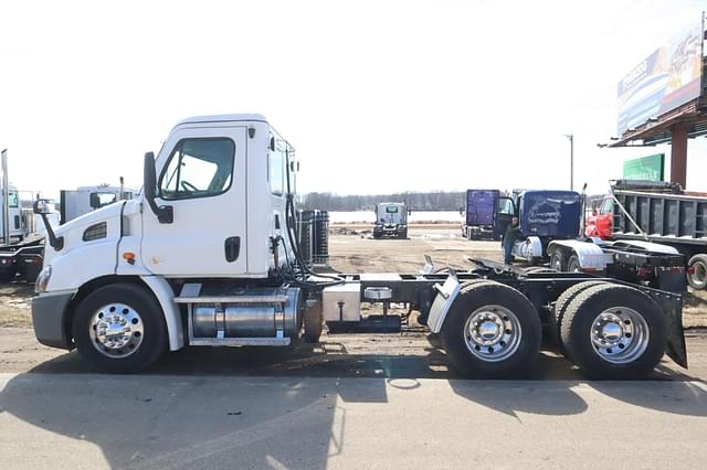 Image of Freightliner Cascadia 113 equipment image 4