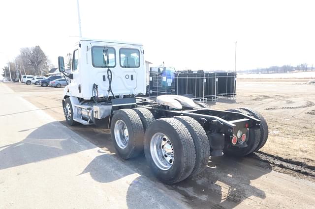 Image of Freightliner Cascadia 113 equipment image 3