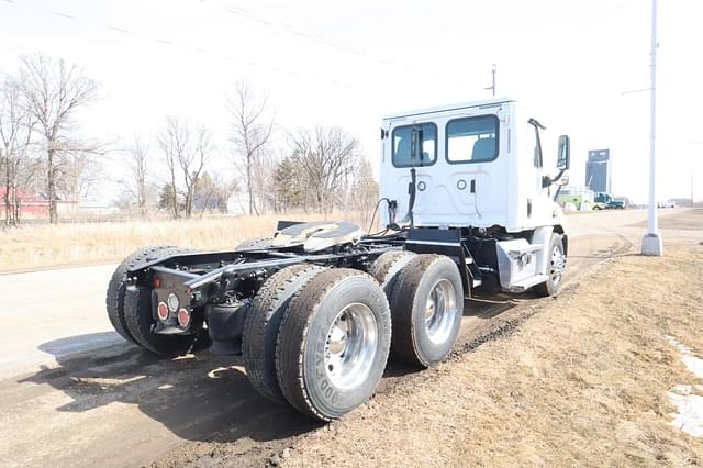 Image of Freightliner Cascadia 113 equipment image 2