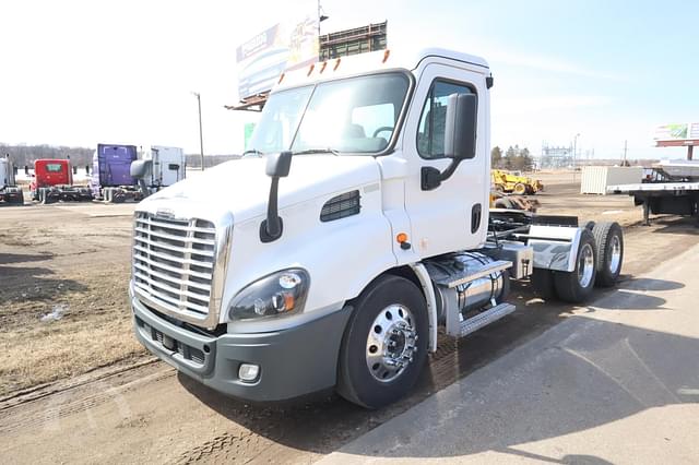 Image of Freightliner Cascadia 113 equipment image 1