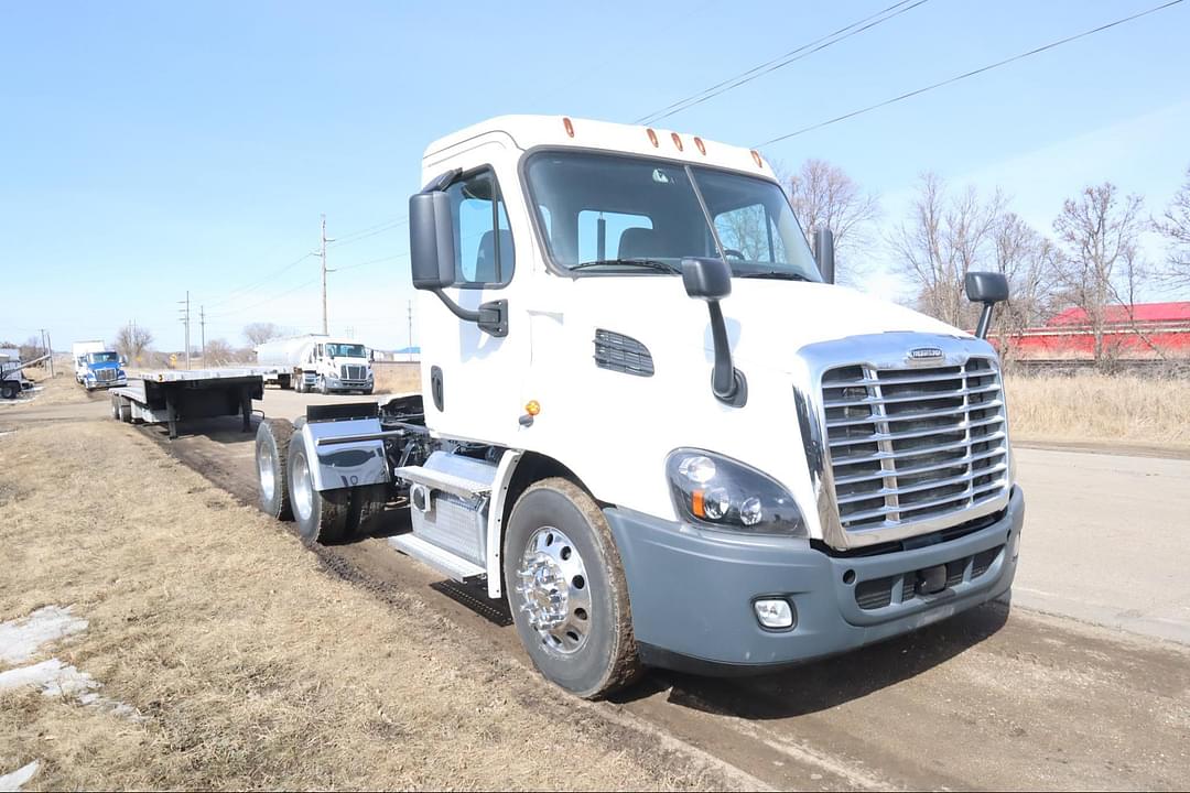 Image of Freightliner Cascadia 113 Primary image