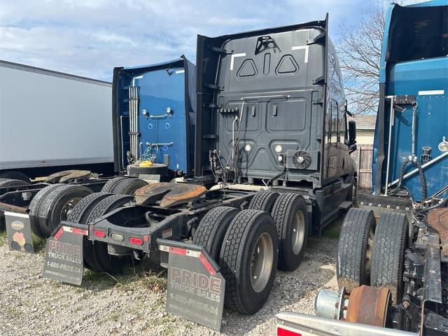 Image of Freightliner Cascadia 113 equipment image 4