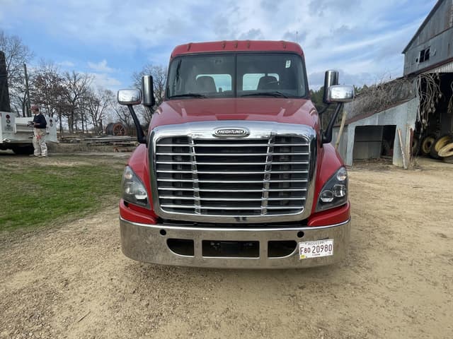 Image of Freightliner Cascadia 113 equipment image 2