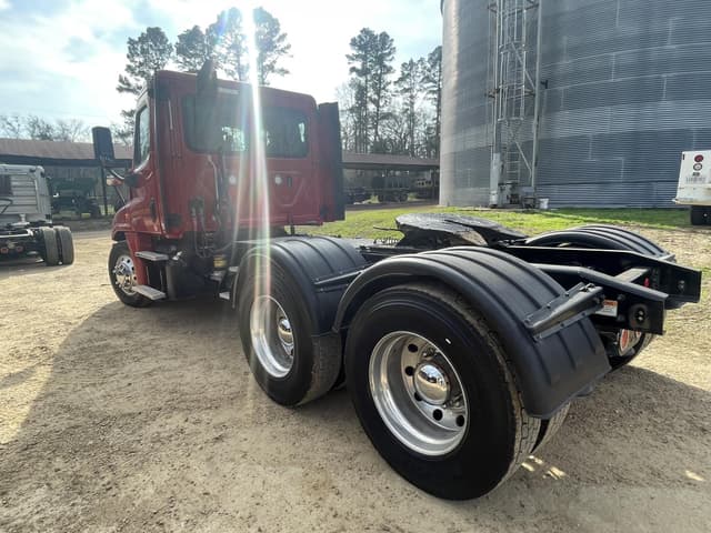 Image of Freightliner Cascadia 113 equipment image 3