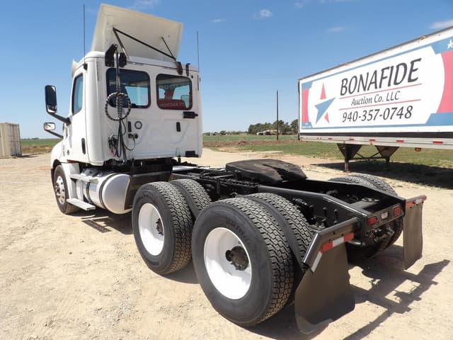 Image of Freightliner Cascadia 113 equipment image 3