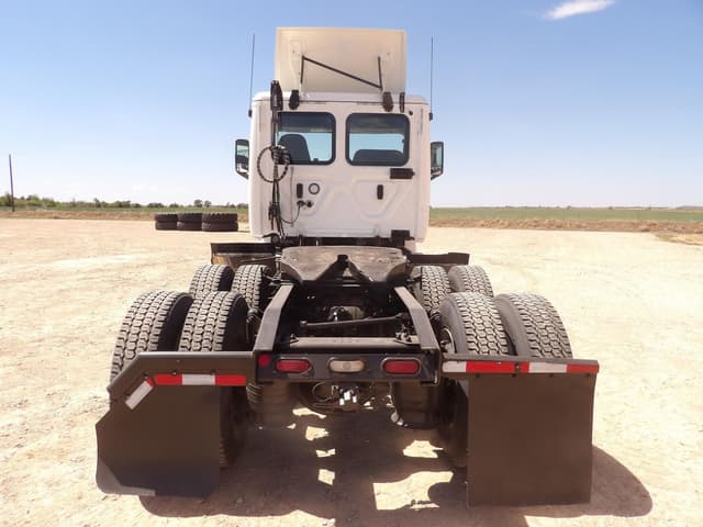 Image of Freightliner Cascadia 113 equipment image 4