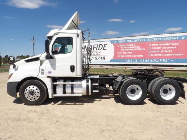 Image of Freightliner Cascadia 113 equipment image 2