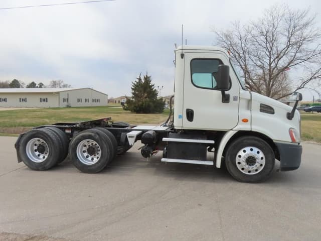 Image of Freightliner Cascadia 113 equipment image 4
