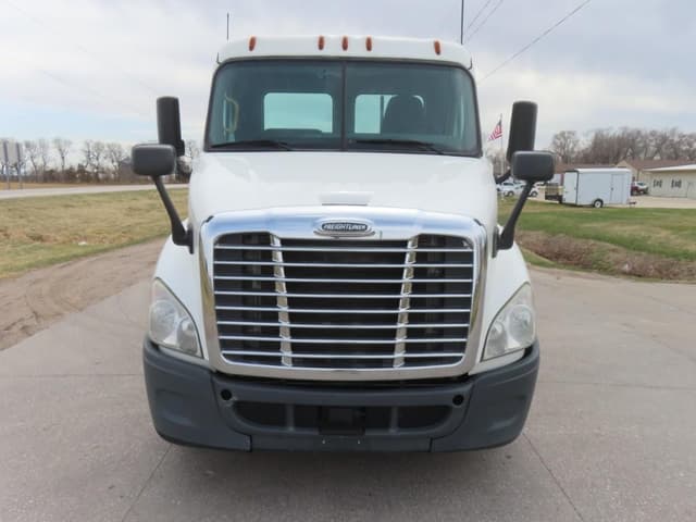 Image of Freightliner Cascadia 113 equipment image 2