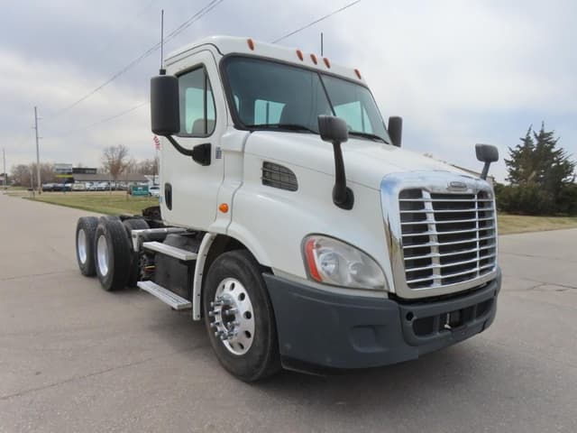 Image of Freightliner Cascadia 113 equipment image 3