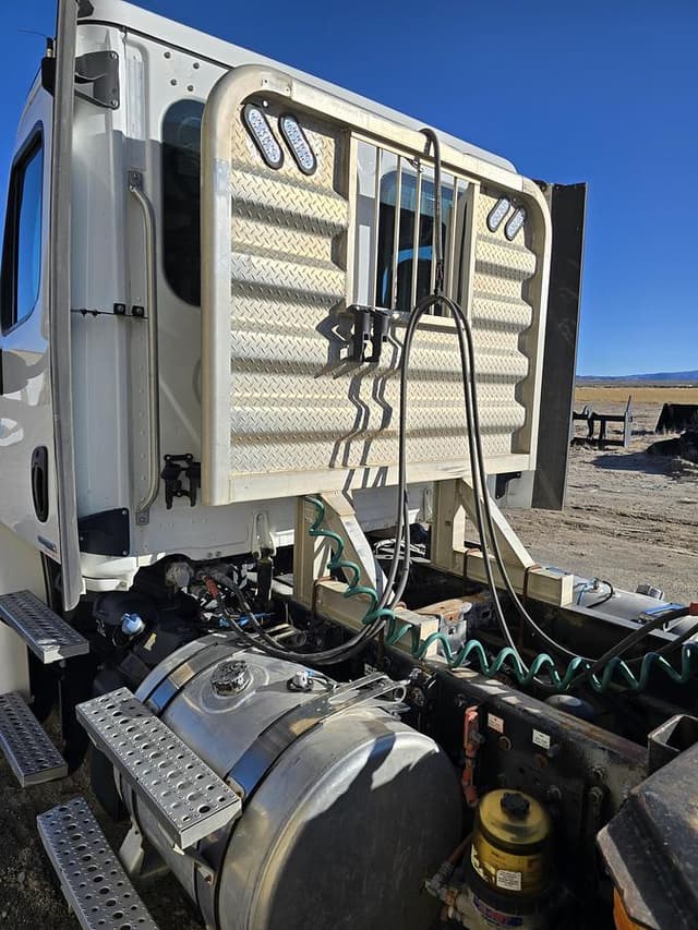 Image of Freightliner Cascadia 113 equipment image 4