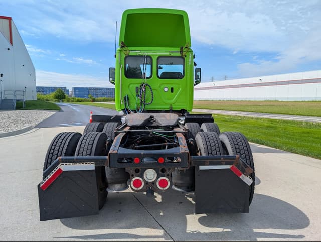 Image of Freightliner Cascadia 116 equipment image 4
