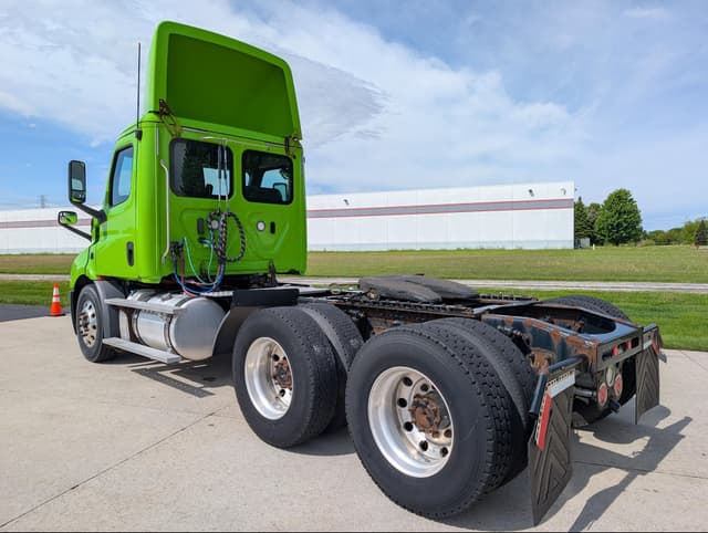 Image of Freightliner Cascadia 116 equipment image 3