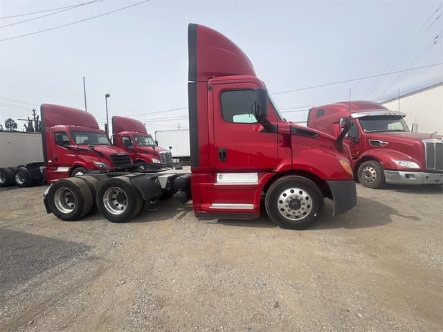 Image of Freightliner Cascadia 116 equipment image 3