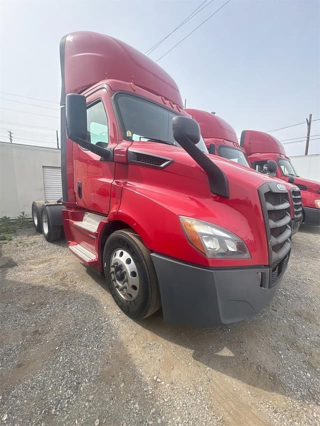 Image of Freightliner Cascadia 116 equipment image 2
