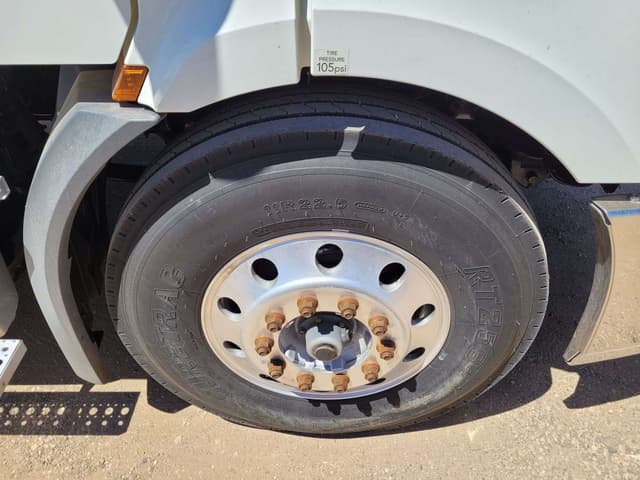 Image of Freightliner Cascadia 116 equipment image 4