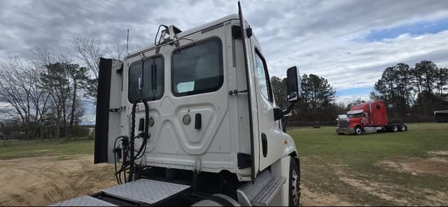 Image of Freightliner Cascadia 125 equipment image 3