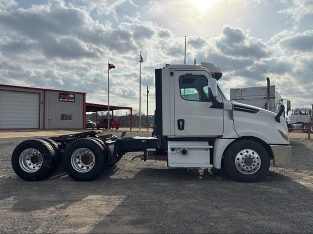 Image of Freightliner Cascadia 125 equipment image 3
