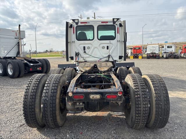 Image of Freightliner Cascadia 125 equipment image 4