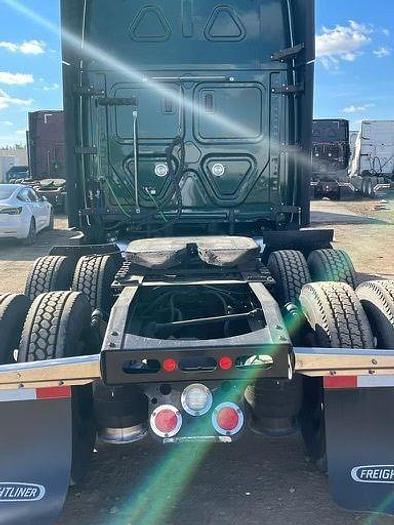 Image of Freightliner Cascadia 125 equipment image 3