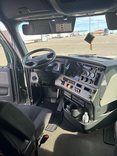 Image of Freightliner Cascadia 125 equipment image 4