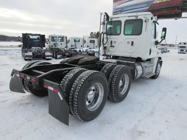 Image of Freightliner Cascadia 125 equipment image 2