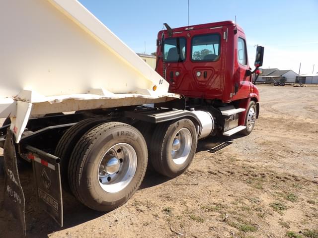 Image of Freightliner Cascadia 125 equipment image 2