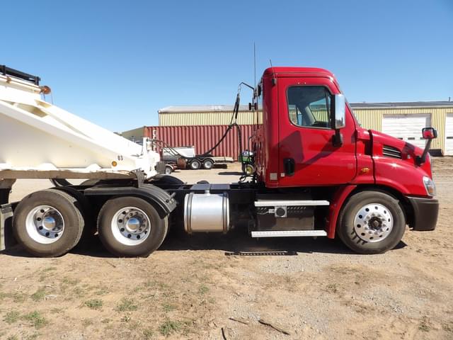 Image of Freightliner Cascadia 125 equipment image 1