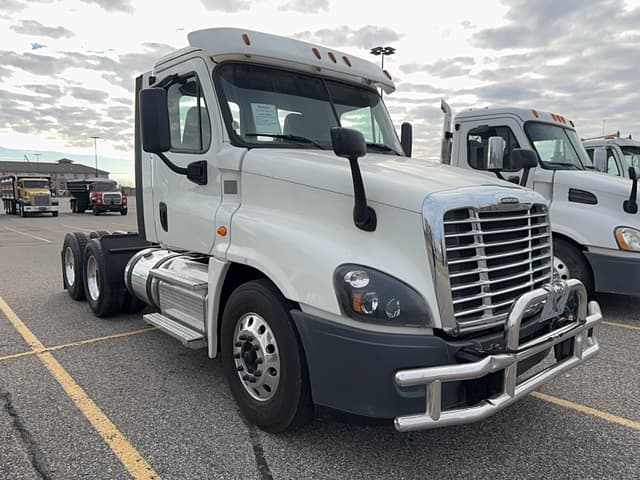 Image of Freightliner Cascadia 125 equipment image 2