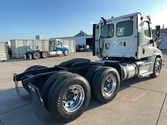 Image of Freightliner Cascadia 125 equipment image 4