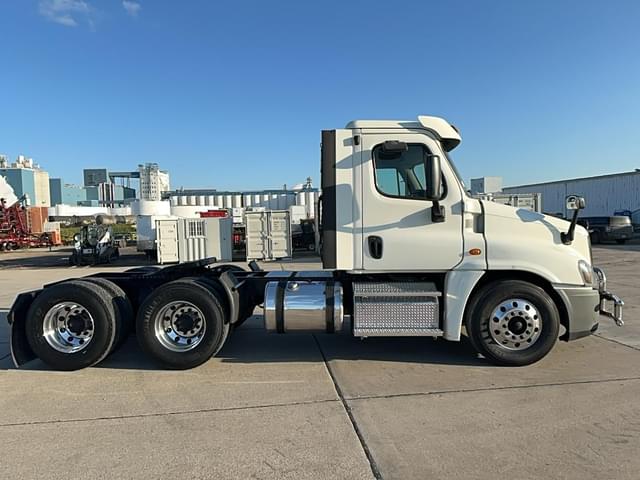 Image of Freightliner Cascadia 125 equipment image 3