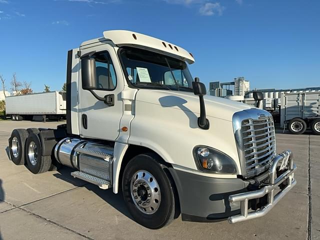 Image of Freightliner Cascadia 125 equipment image 2