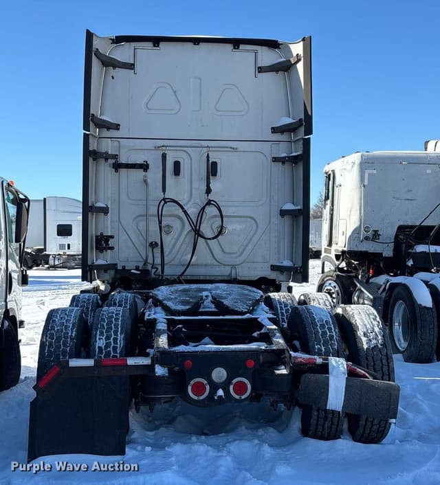 Image of Freightliner Cascadia 125 equipment image 4