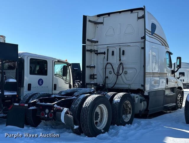 Image of Freightliner Cascadia 125 equipment image 3