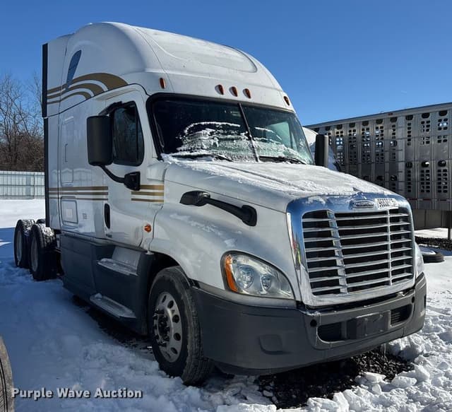 Image of Freightliner Cascadia 125 equipment image 2