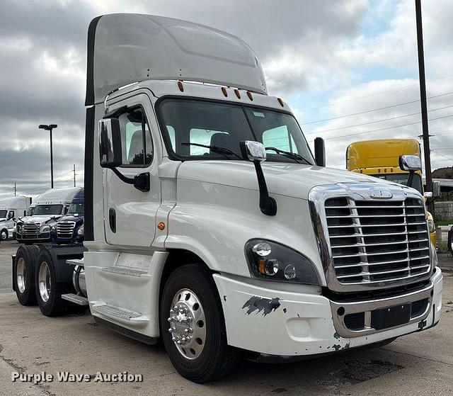 Image of Freightliner Cascadia 125 equipment image 2