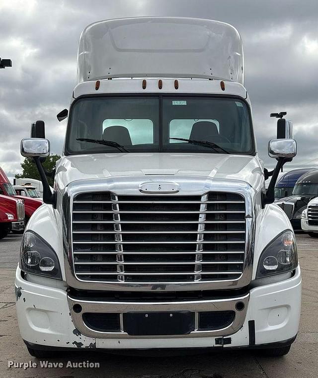 Image of Freightliner Cascadia 125 equipment image 1