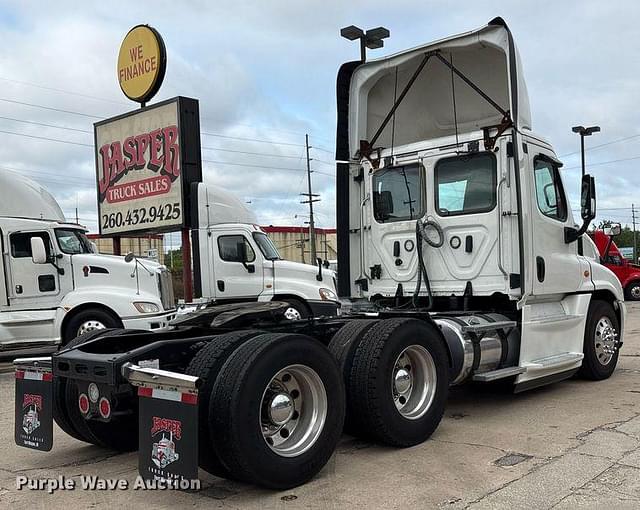 Image of Freightliner Cascadia 125 equipment image 4