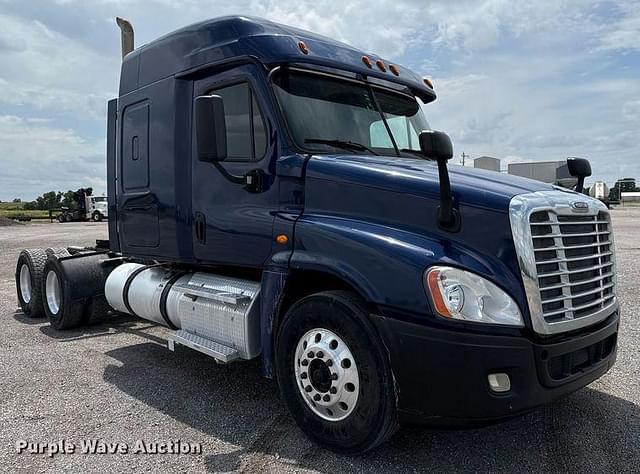 Image of Freightliner Cascadia 125 equipment image 2