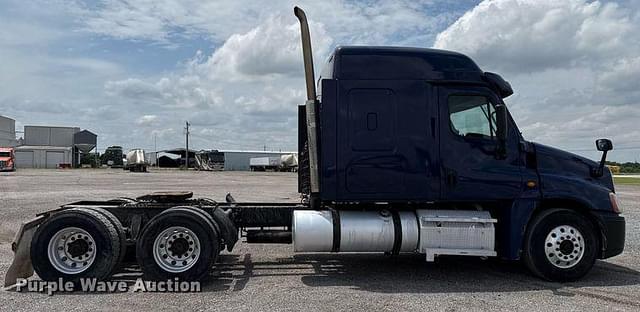 Image of Freightliner Cascadia 125 equipment image 3